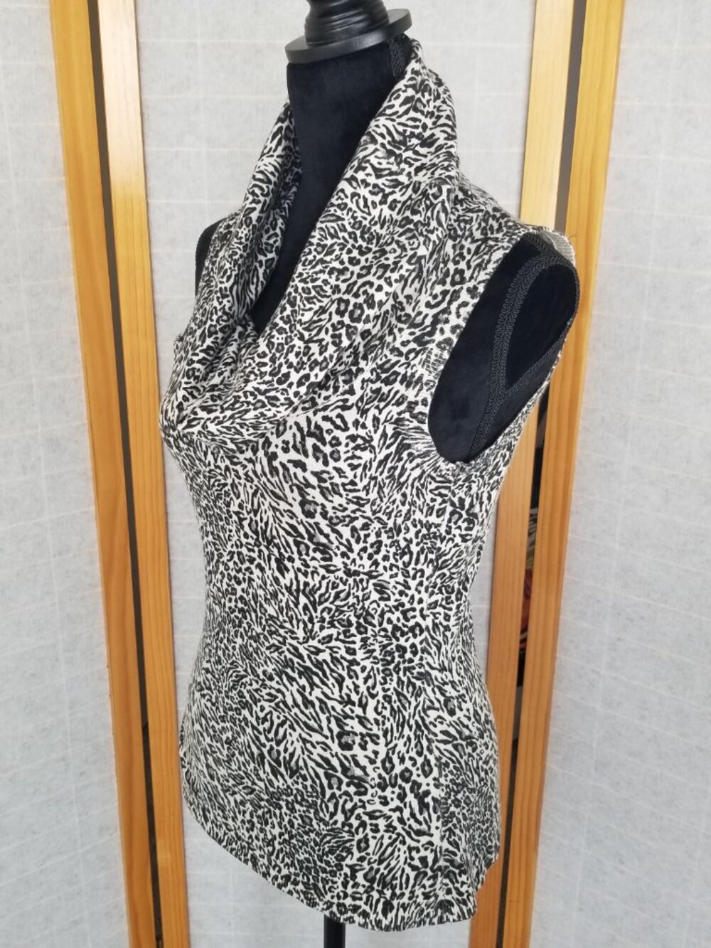 Karen Kane Cowl Neck Leopard Print Top Size Small Stretch Knit Sleeveless